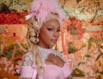 Bonang o kgahliša ka seaparo sa maemo
